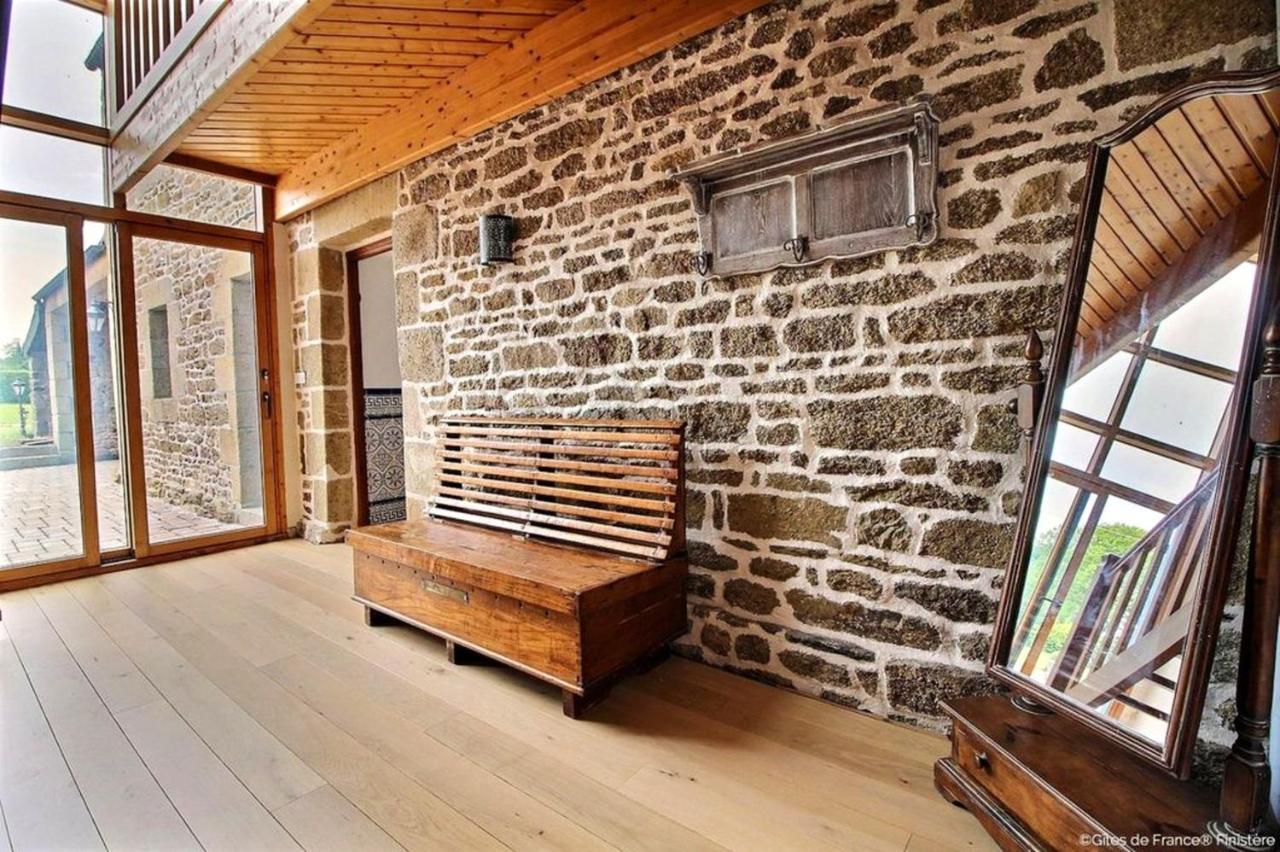 Maison Spacieuse A Plougonven Avec Jacuzzi Et Jardin Exterior photo